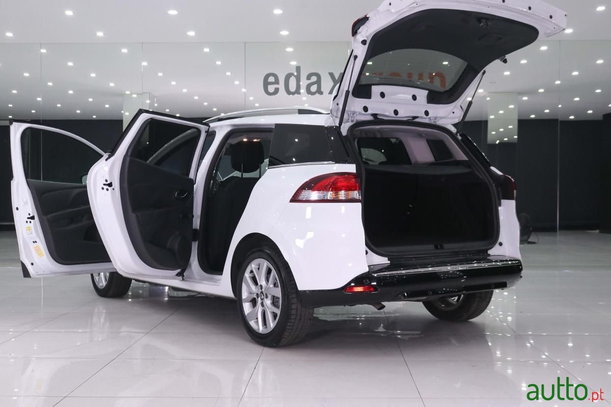 2019' Renault Clio Sport Tourer photo #5