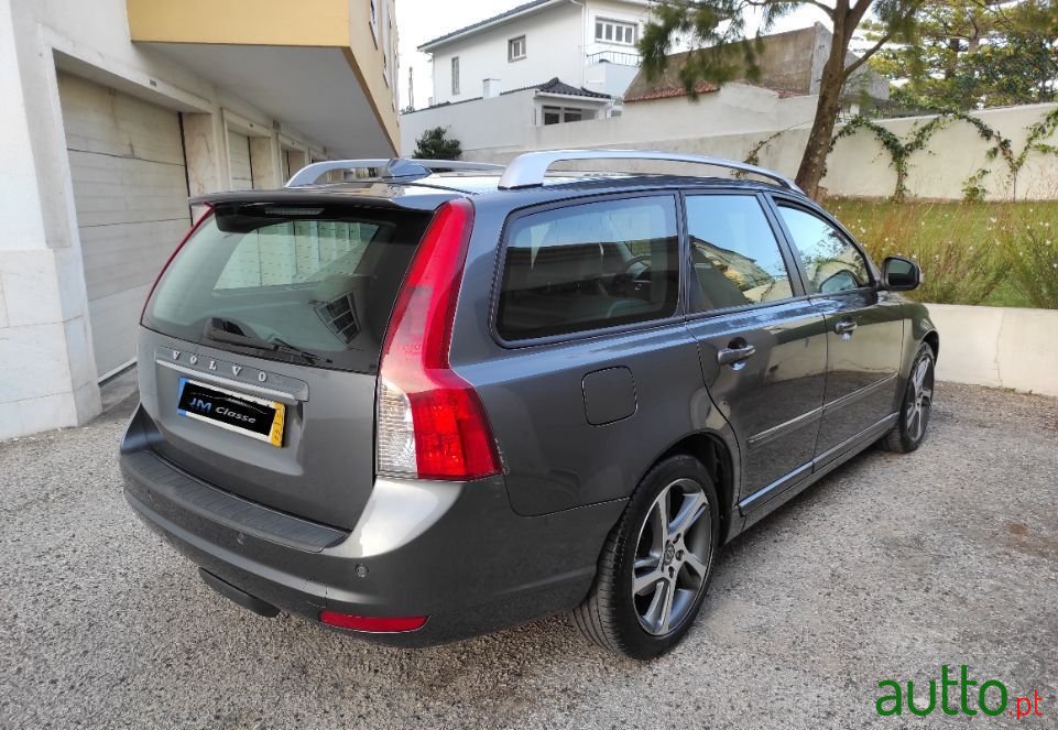 2011' Volvo V50 photo #6