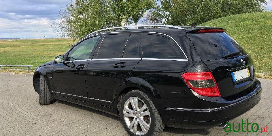 2010' Mercedes-Benz C-220 Cdi photo #2