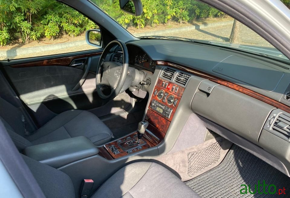 2001' Mercedes-Benz E-220 photo #5