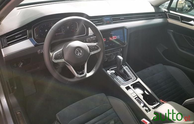 2019' Volkswagen Passat photo #3