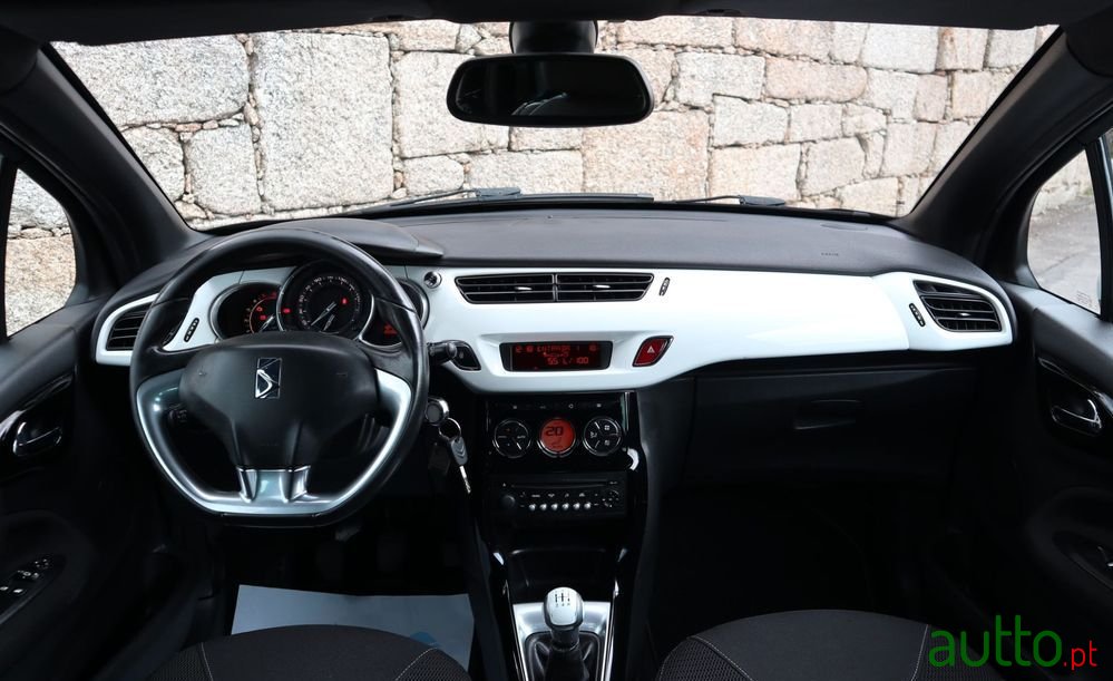 2010' Citroen DS3 photo #2