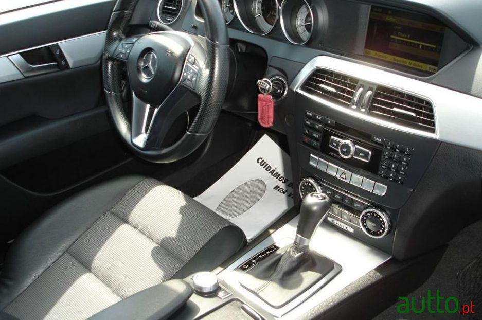 2011' Mercedes-Benz C-300 photo #2