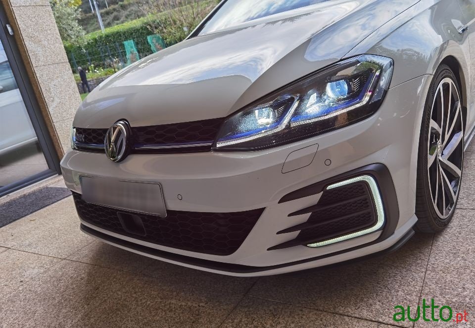 2017' Volkswagen Golf photo #7