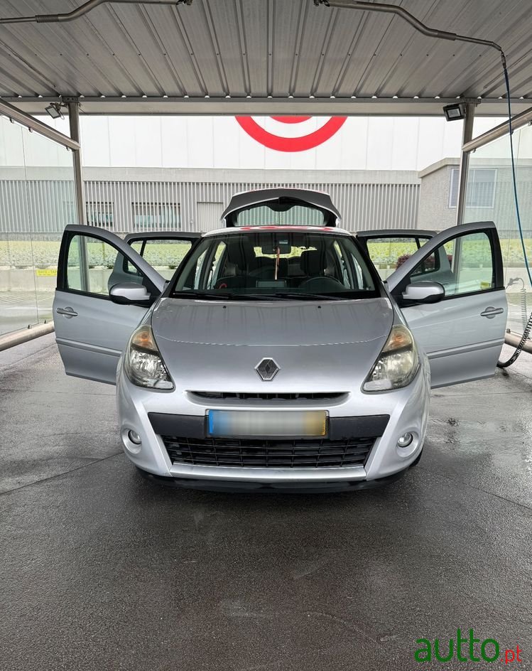 2010' Renault Clio 1.5 Dci Dynamique photo #2