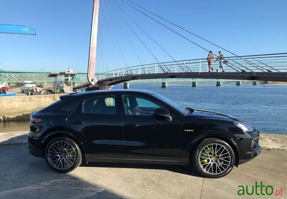 2020' Porsche Cayenne photo #2