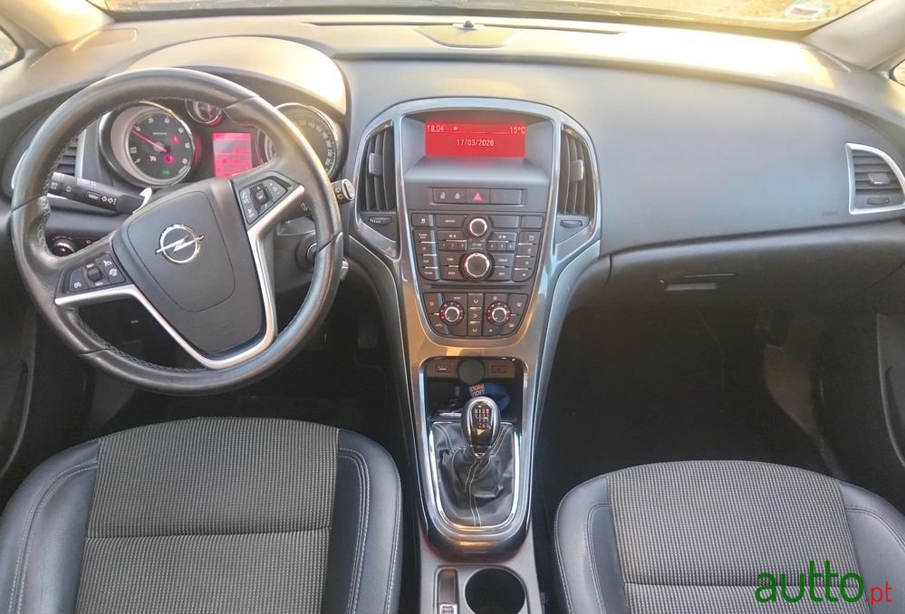 2013' Opel Astra Sports Tourer photo #6