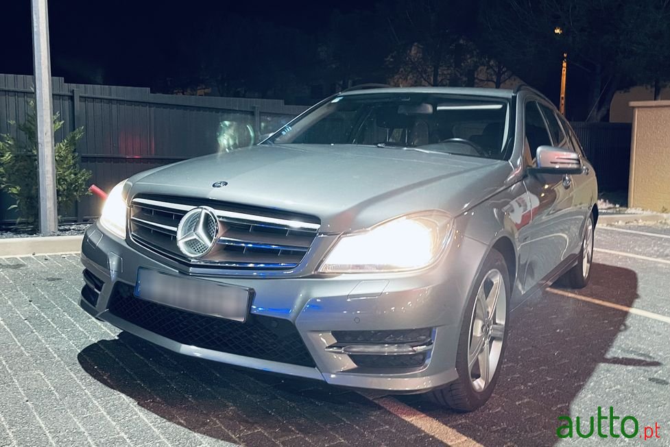 2011' Mercedes-Benz C-200 photo #3