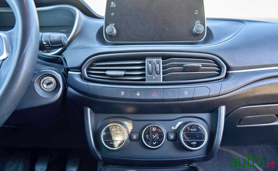 2017' Fiat Tipo Station Wagon photo #3