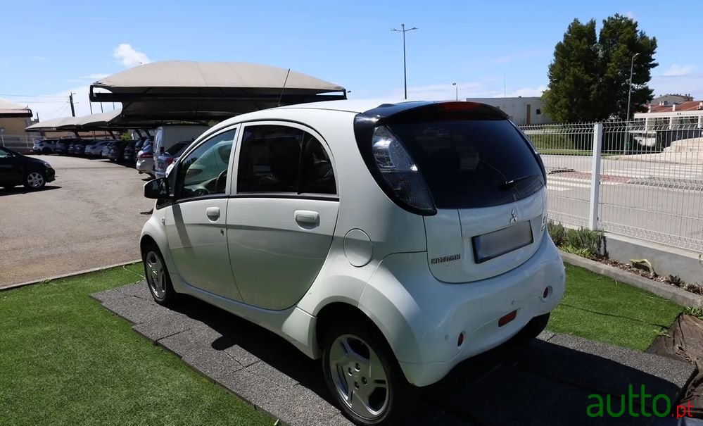 2015' Mitsubishi i-MiEV Invite photo #6