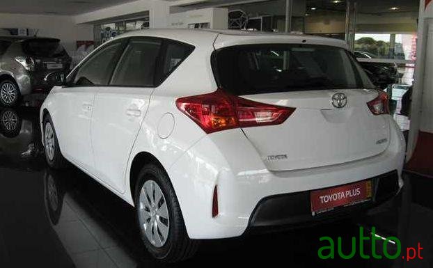 2014' Toyota Auris photo #2