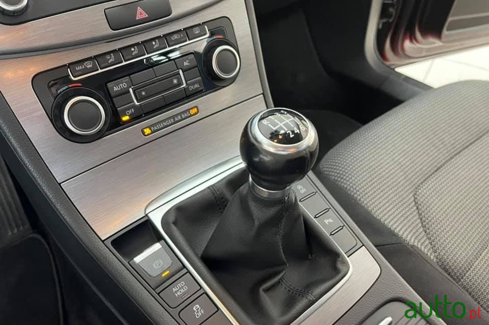 2011' Volkswagen Passat photo #6