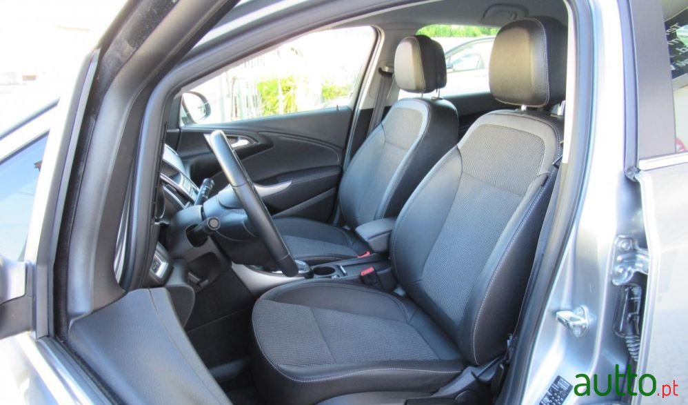 2014' Opel Astra photo #6