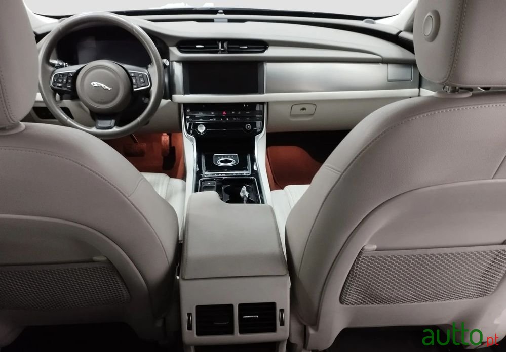 2016' Jaguar XF photo #5