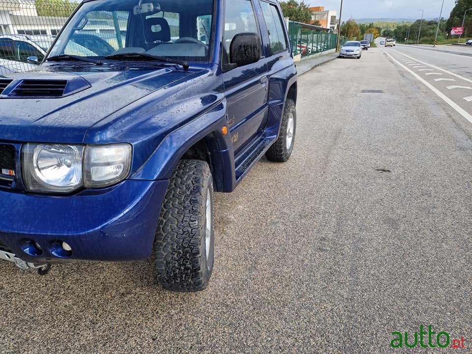 2001' Mitsubishi Pajero photo #2