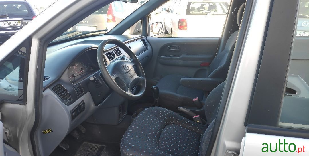 2002' Hyundai Trajet photo #4