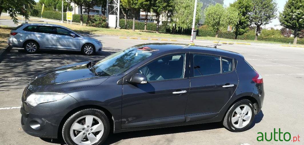 2010' Renault Megane 1.5 Dci photo #2