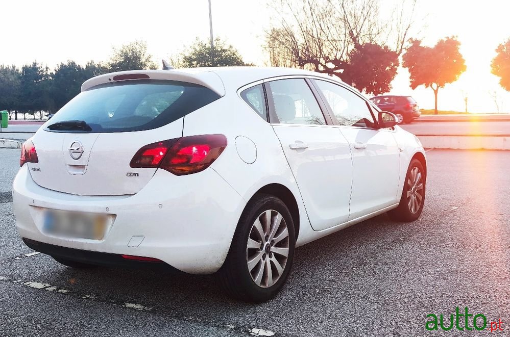 2010' Opel Astra photo #6