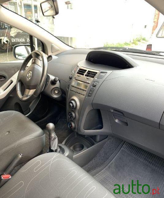 2010' Toyota Yaris photo #3