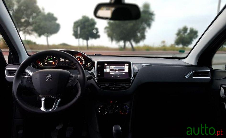 2017' Peugeot 208 Style photo #2