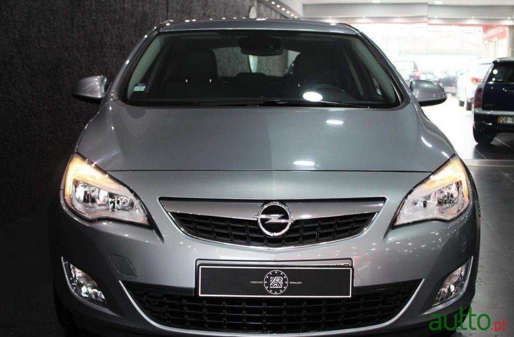 2011' Opel Astra 1.4 T Cosmo Active-Select photo #2