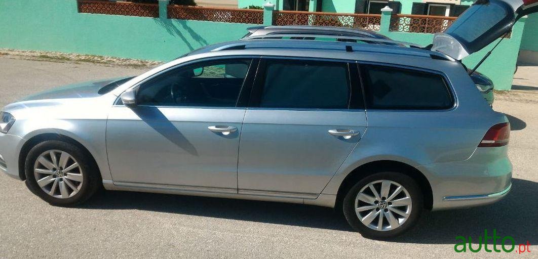 2011' Volkswagen Passat Variant photo #1