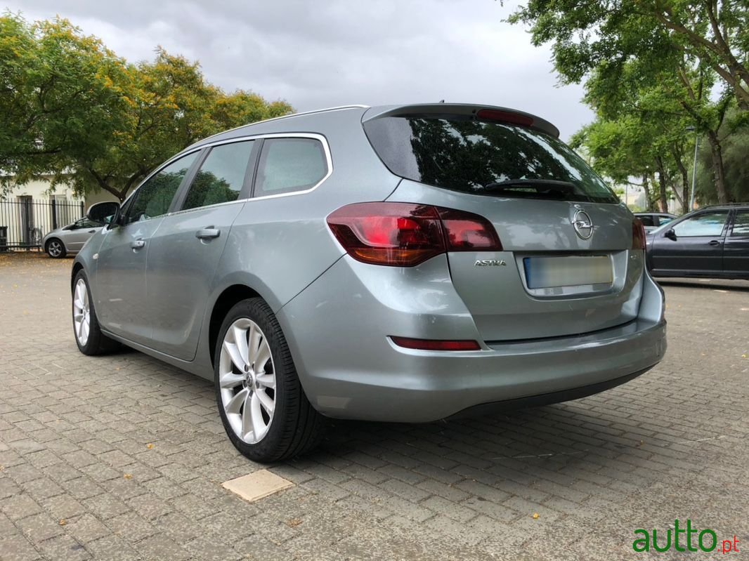 2011' Opel Astra Sports Tourer photo #5