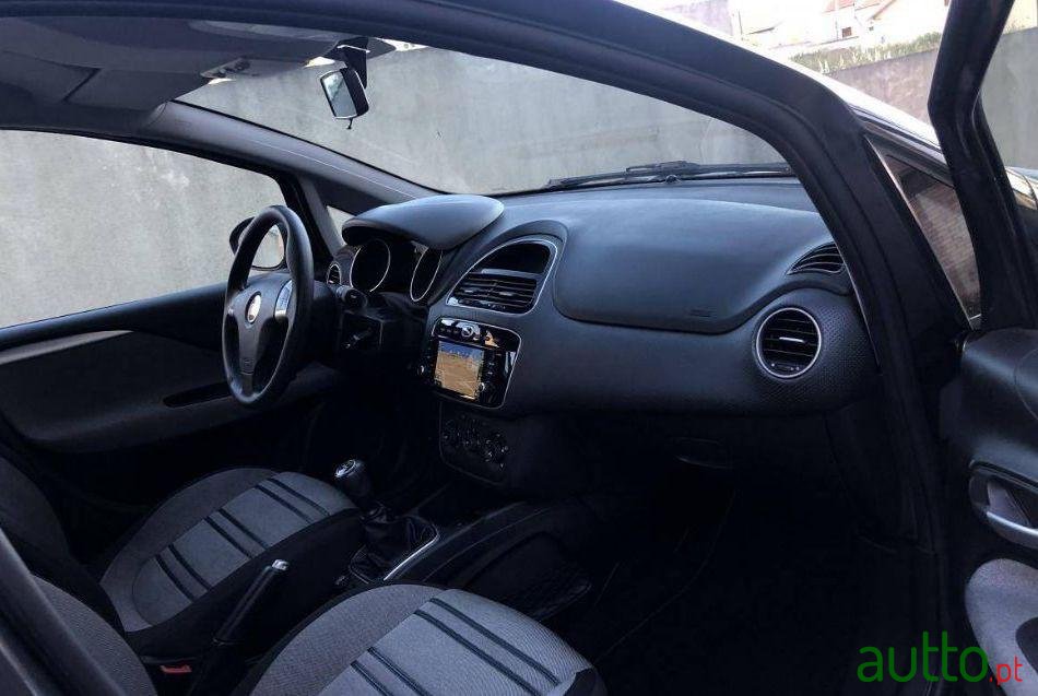 2011' Fiat Punto Evo photo #4