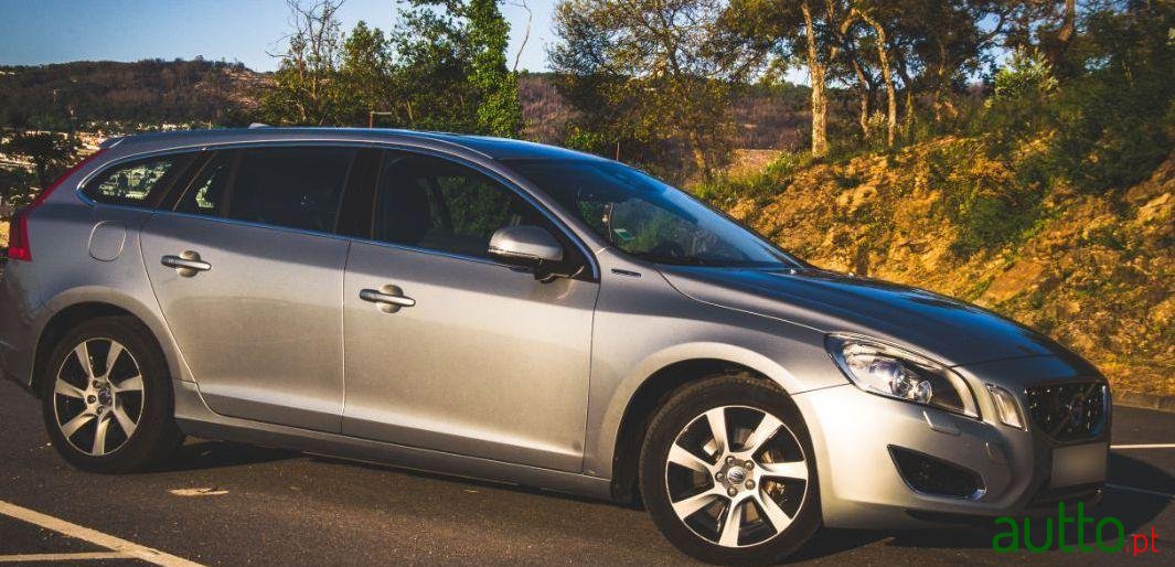 2013' Volvo V60 D6 Plug-In Hybrid photo #2