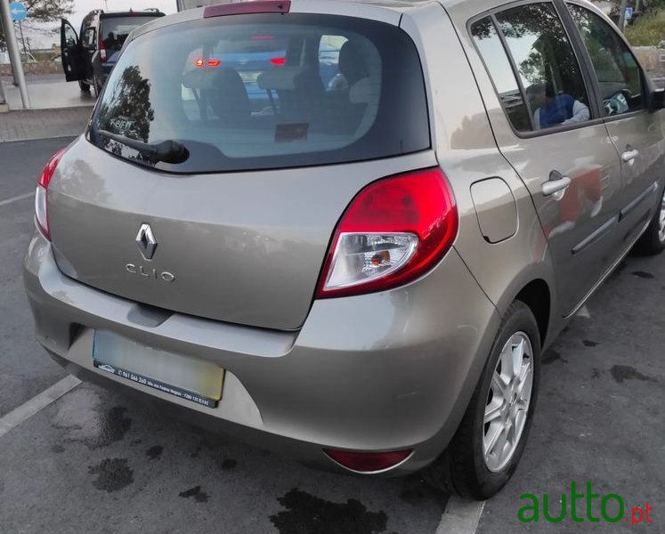 2010' Renault Clio photo #4