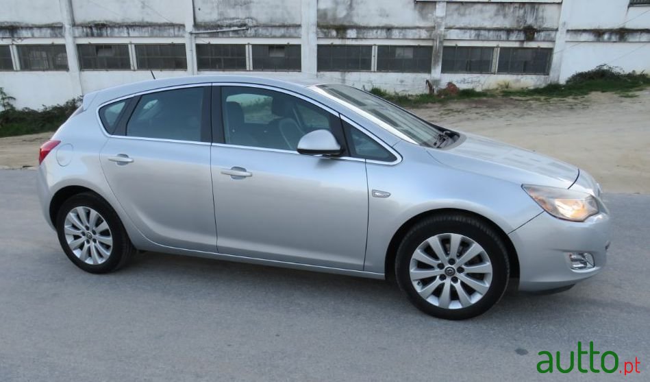 2010' Opel Astra photo #3