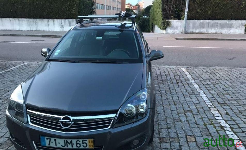 2010' Opel Astra Caravan photo #2