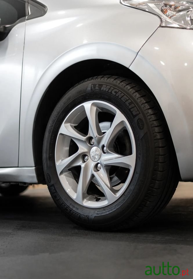 2013' Peugeot 208 1.2 Vti Se Style photo #5