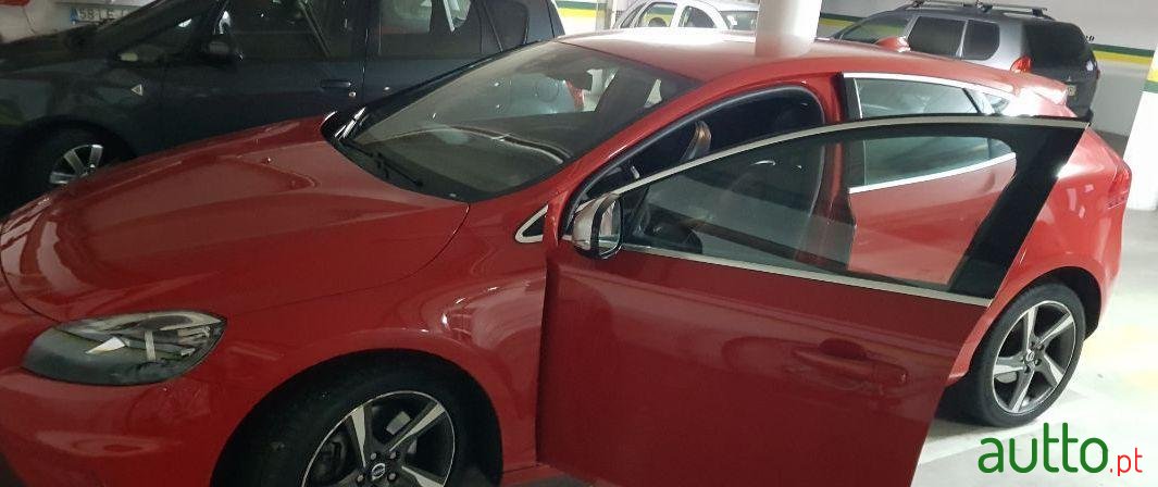 2014' Volvo V40 2.0 D4 R-Design photo #3