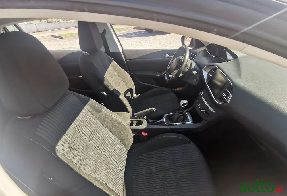 2014' Peugeot 308 photo #5