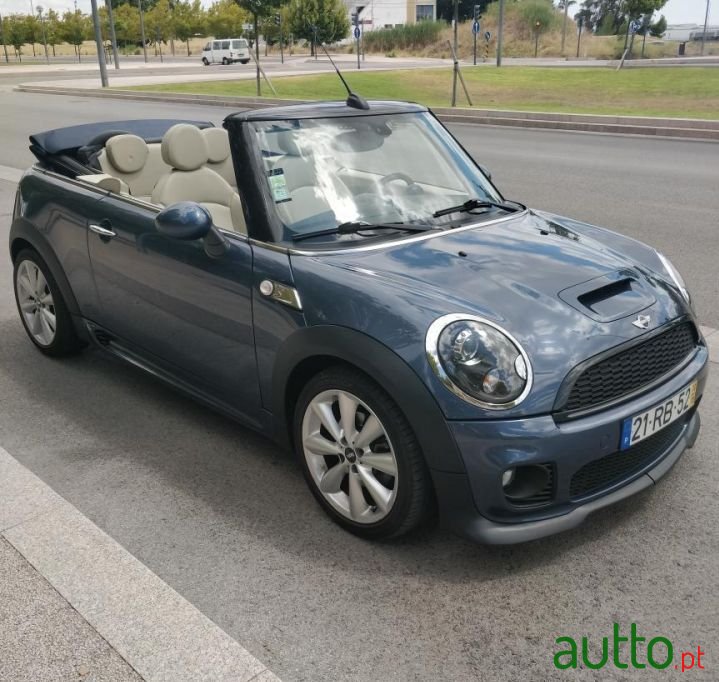 2010' MINI Cabrio photo #1