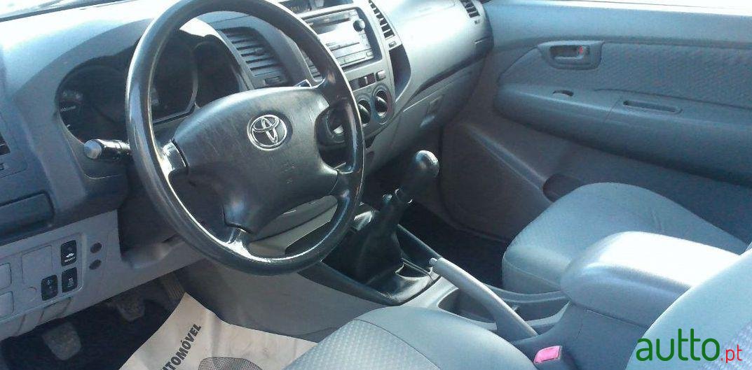 2011' Toyota Hilux photo #3