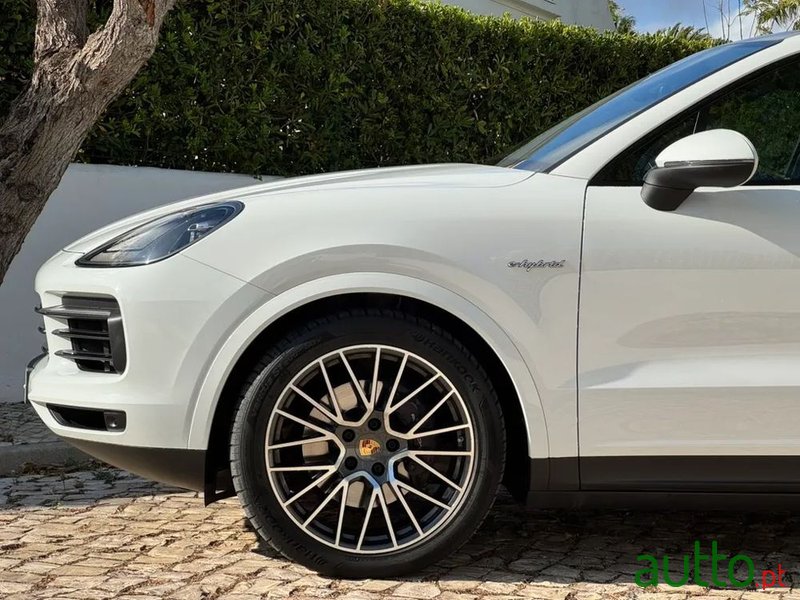 2020' Porsche Cayenne E-Hybrid photo #3