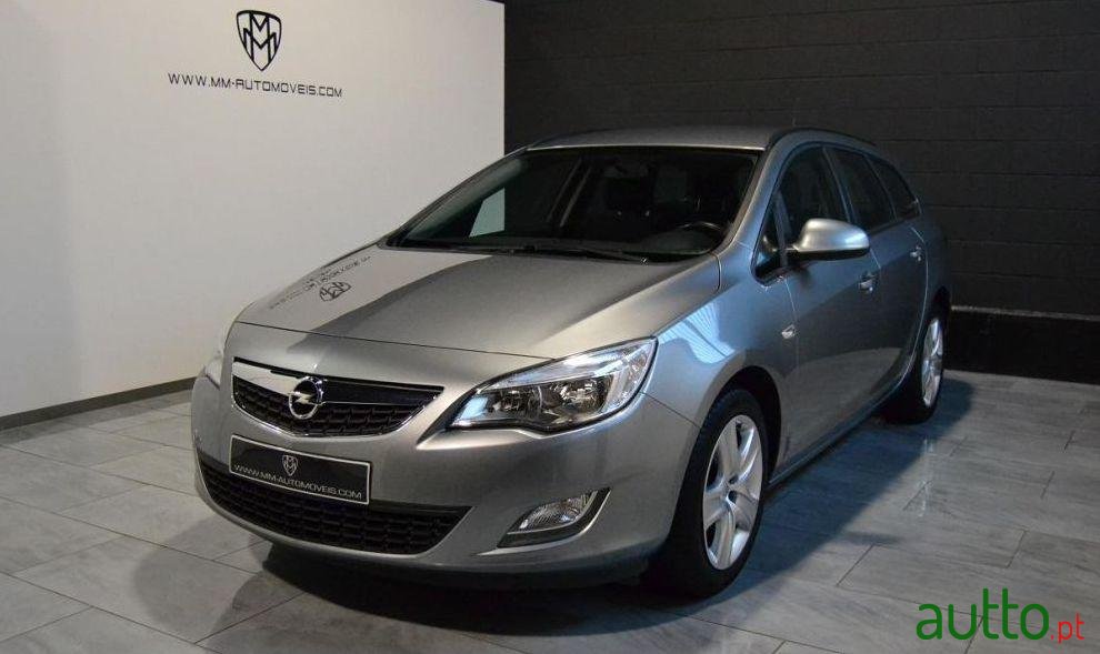 2011' Opel Astra Sports-Tourer photo #2