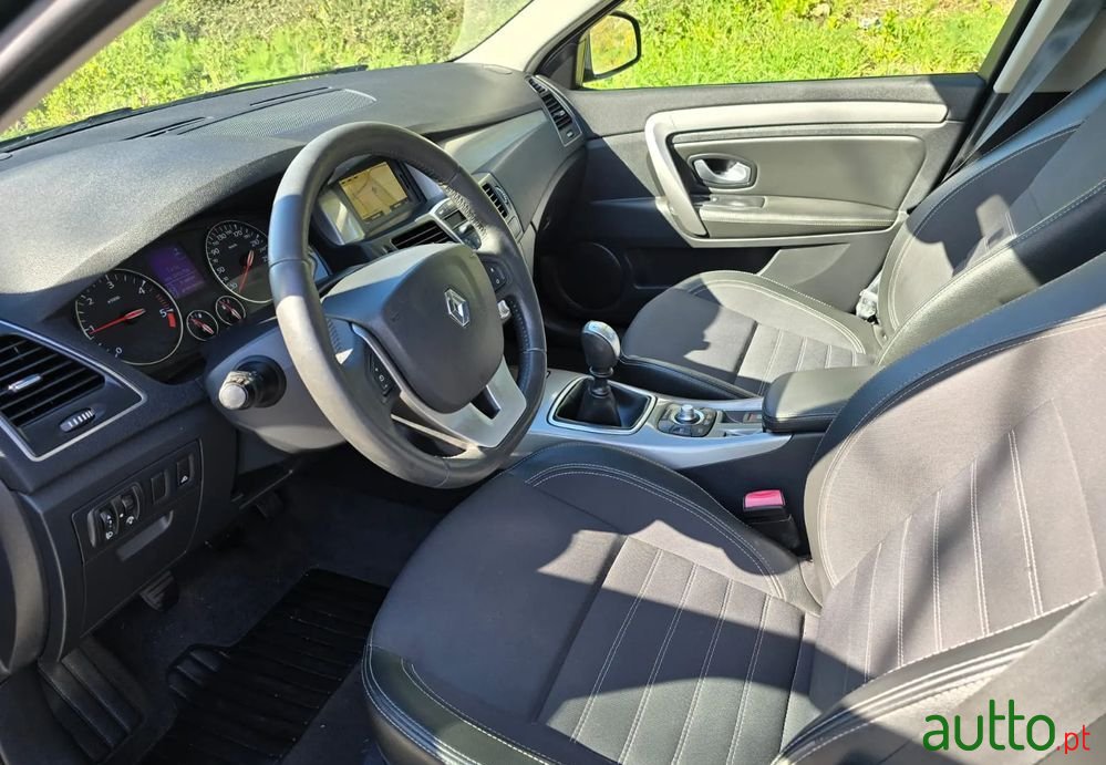 2011' Renault Laguna photo #6