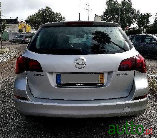 2011' Opel Astra Sport Tourer photo #2