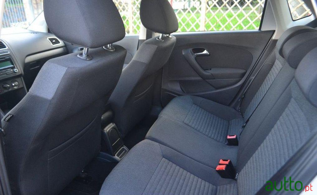 2011' Volkswagen Polo 1.6 TDi Confortline BlueMotion photo #2