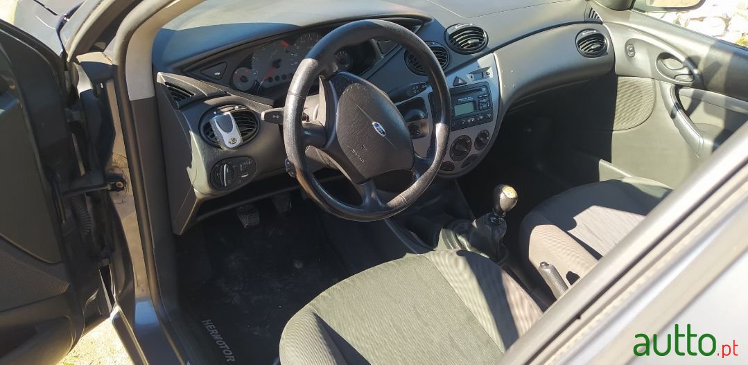 2002' Ford Focus Sw photo #3