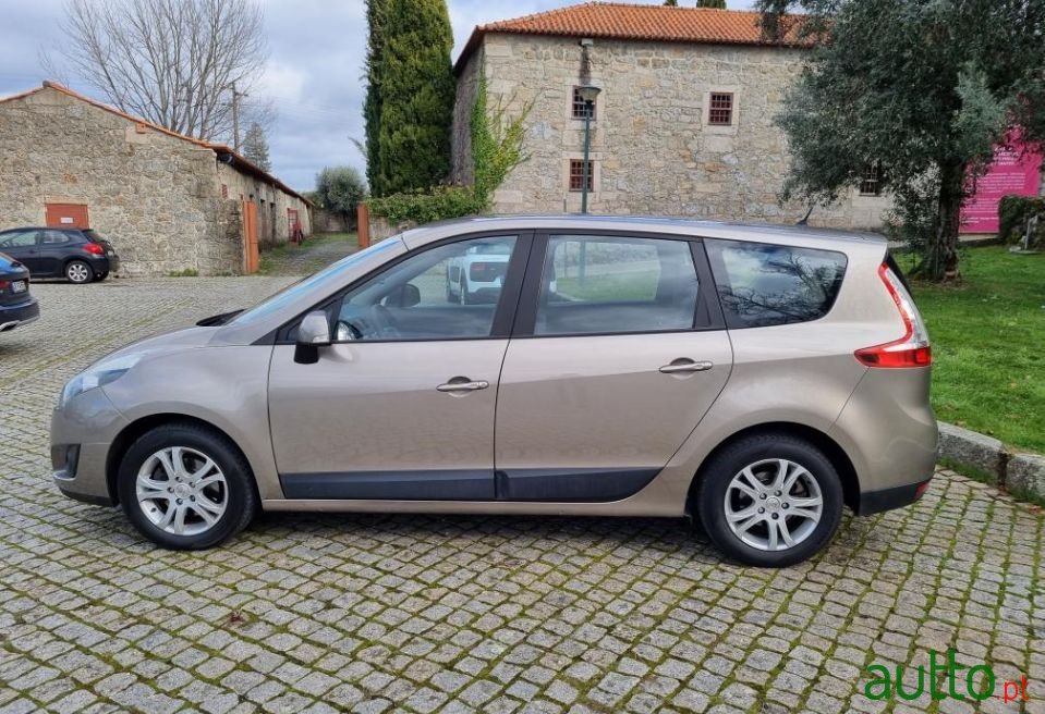 2011' Renault Scenic photo #4