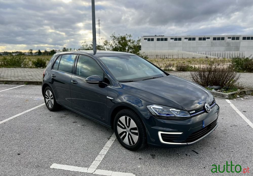 2019' Volkswagen Golf E-Golf photo #3