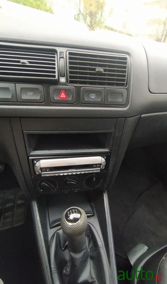 2002' Volkswagen Golf photo #6