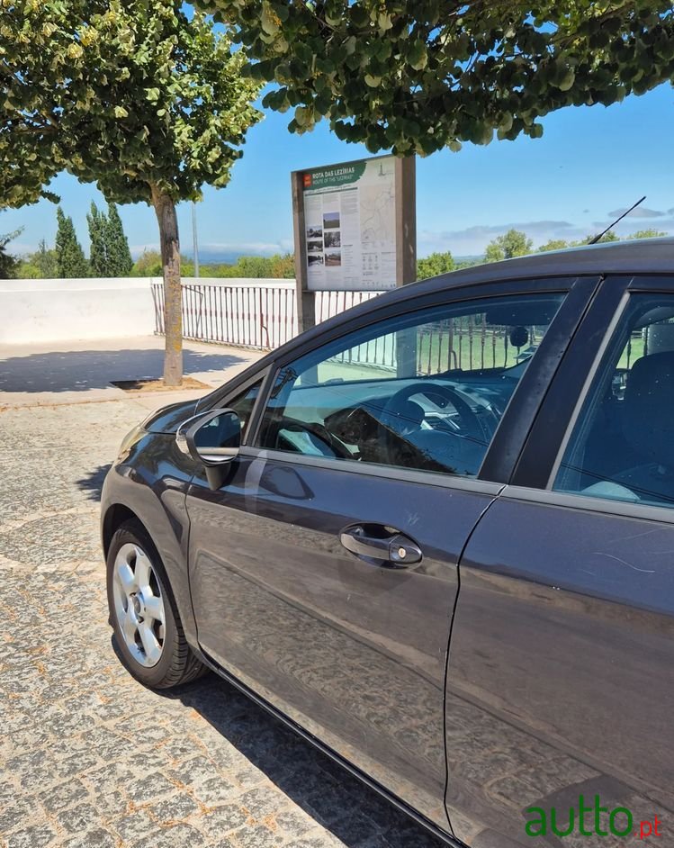 2010' Ford Fiesta photo #2