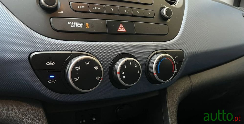 2017' Hyundai i10 1.0 Urban photo #3