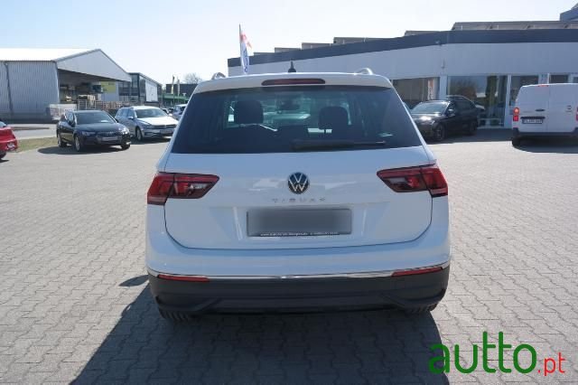 2023' Volkswagen Tiguan photo #4