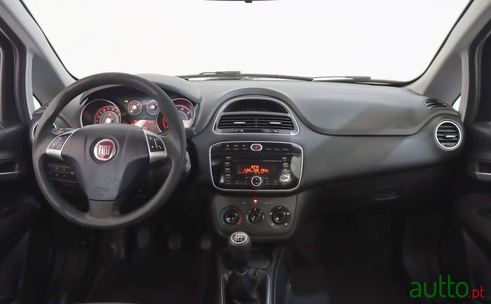 2012' Fiat Punto photo #6